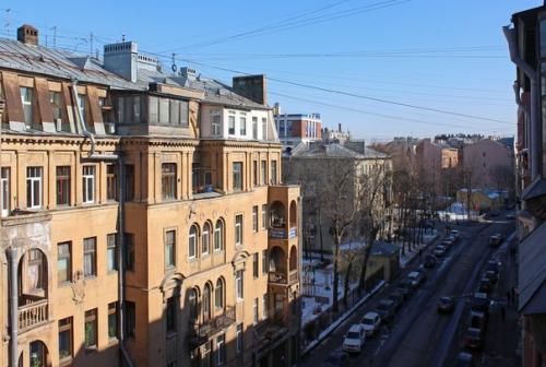 Интерьеры комнаты с балконом в коммунальной квартире доходного дома герцога Н. Н. лейхтенбергского 1904 - 1905 годов постройки. 05