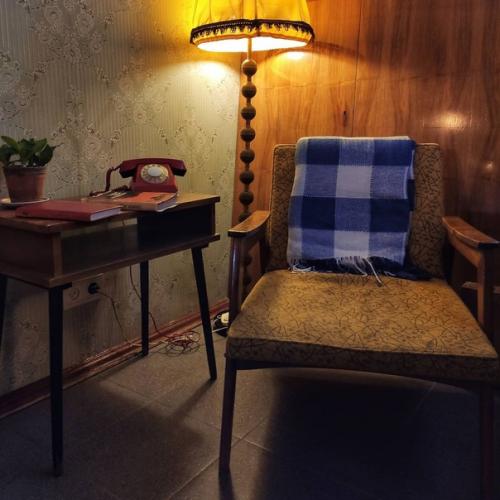 Синичка бар.  Ресторация стилизована под советские заведения и всё в ней продумано до мелочей: вывеска, обои, мебель и прочие предметы интерьера. 05