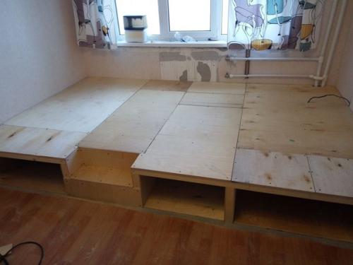 Такое решение в детской помогло сэкономить место и удачно организовать пространство. 02