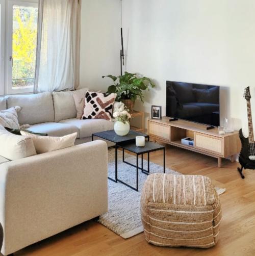 Кухня с наполовину окрашенными стенами и ковры в интерьере: современный дом с деревянным потолком в Турции. 01