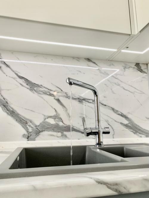 Правило 60%/30%/10%.  Акценты в дизайне нужно расставлять грамотно, иначе есть риск сделать кухню пестрой, но по-прежнему безликой. 06