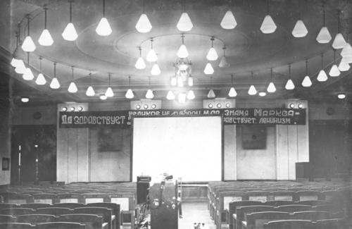 На множестве старых фотографий запечатлены фасады зданий Новокузнецка, но снимки интерьеров - это действительно редкость. 02