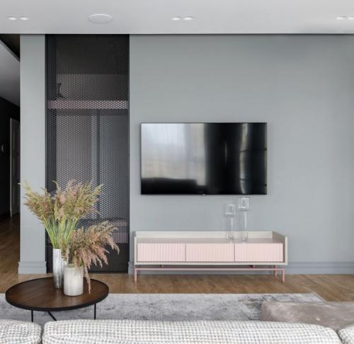 Интересное решение - перфорированная перегородка из прихожей в гостиную, которая пропускает свет, тем самым, делая входную зону светлее. 01