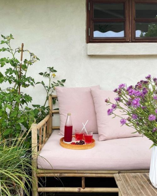 Оливковый, розовый, голубой, зелёный -- интерьер этого шведского дома буквально пестрит яркими красками и принтами. 01