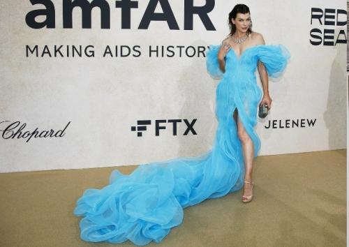 Мила Йовович в небесно-голубом платье на благотворительном вечере в Каннах, 2022 г. 06