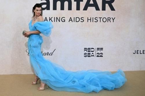 Мила Йовович в небесно-голубом платье на благотворительном вечере в Каннах, 2022 г. 

