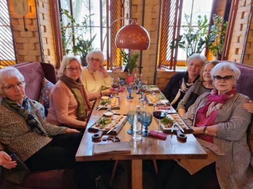 Настоящая дружба не имеет времени и границ. 09