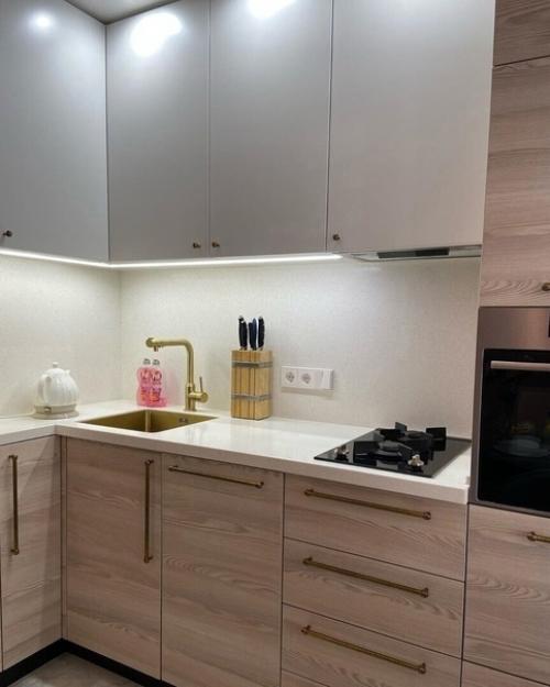 Решение с холодильником в нашей хрущевке подсказал дизайнер) цвет стен выбирали сами) нашу малышку кухню 5, 5 кв. 04