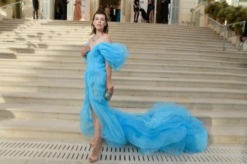 Мила Йовович в небесно-голубом платье на благотворительном вечере в Каннах, 2022 г. 02