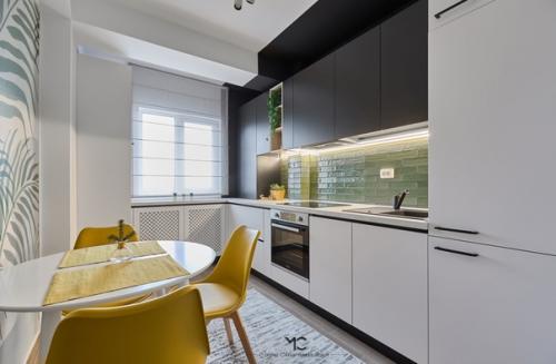 Кухня в современном скандинавском стиле в квартире молодой девушки - студентки. 01