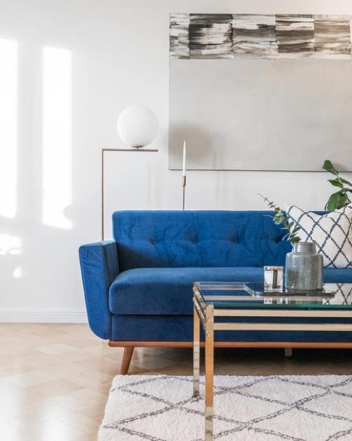 Цвет неба в вашей гостиной: 9 потрясающих синих диванов для уютного интерьера. 02