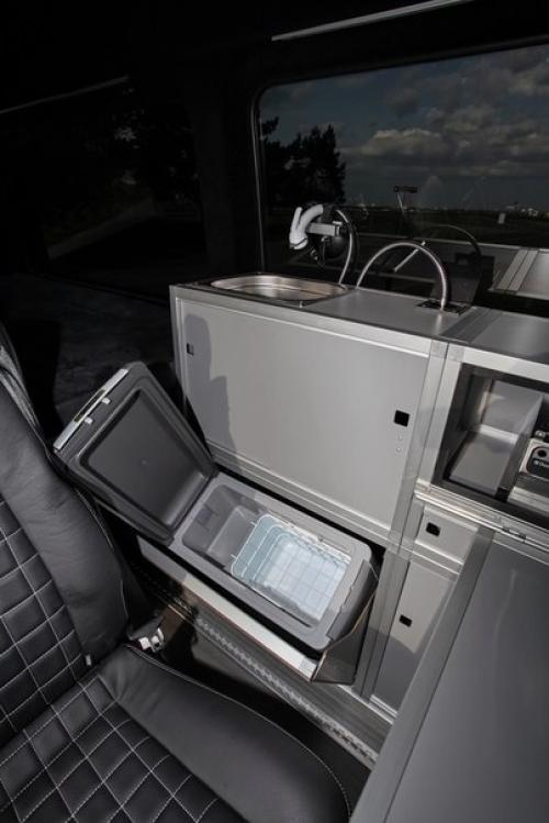 Тюнеры микроавтобус Mercedes в дом на колесах превратили. 08