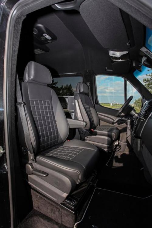 Тюнеры микроавтобус Mercedes в дом на колесах превратили. 07