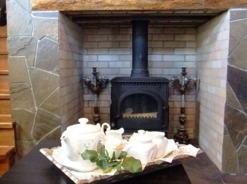 Уютный и очень атмосферный интерьер кухни - гостиной в загородном бревенчатом доме. 05