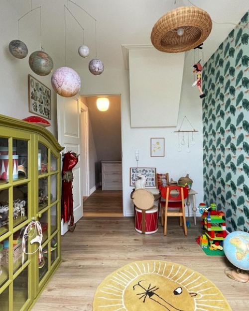 Оливковый, розовый, голубой, зелёный -- интерьер этого шведского дома буквально пестрит яркими красками и принтами. 03