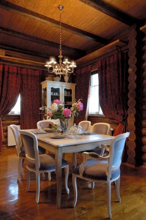 Уютный и очень атмосферный интерьер кухни - гостиной в загородном бревенчатом доме. 02