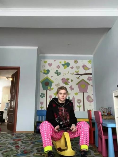 Милохин показал интерьер новой квартиры - с детской комнатой и портретом Баскова. 01