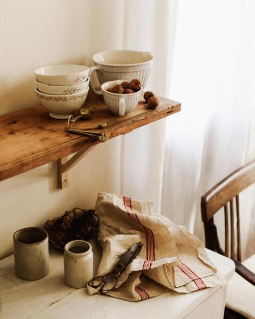 Очень нравятся такие лаконичные и стильные интерьеры, а посуда и мебель передают особый дух этого дома. 04