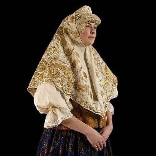 Этот кокошник (на фото 1-8) бытовал в каргопольском уезде олонецкой губернии.  