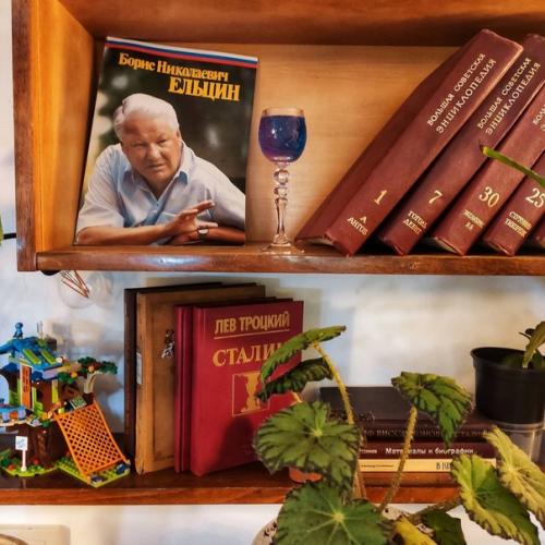 Синичка бар.  Ресторация стилизована под советские заведения и всё в ней продумано до мелочей: вывеска, обои, мебель и прочие предметы интерьера. 02