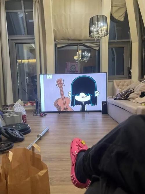 Милохин показал интерьер новой квартиры - с детской комнатой и портретом Баскова. 02