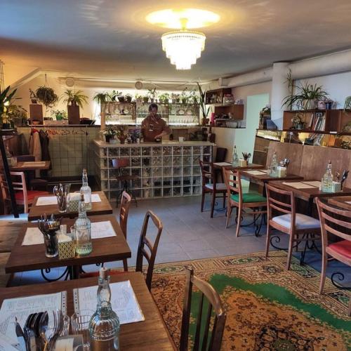 Синичка бар.  Ресторация стилизована под советские заведения и всё в ней продумано до мелочей: вывеска, обои, мебель и прочие предметы интерьера. 03