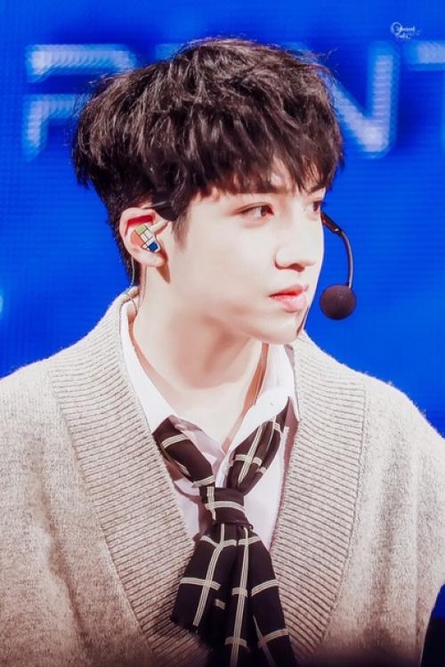 Замысловатое изображение на IEM - наушниках усока - это нечто иное как одна из работ нидерландского художника питера мондриана. 01 Замысловатое изображение на IEM - наушниках усока - это нечто иное как одна из работ нидерландского художника питера мондриана. 01