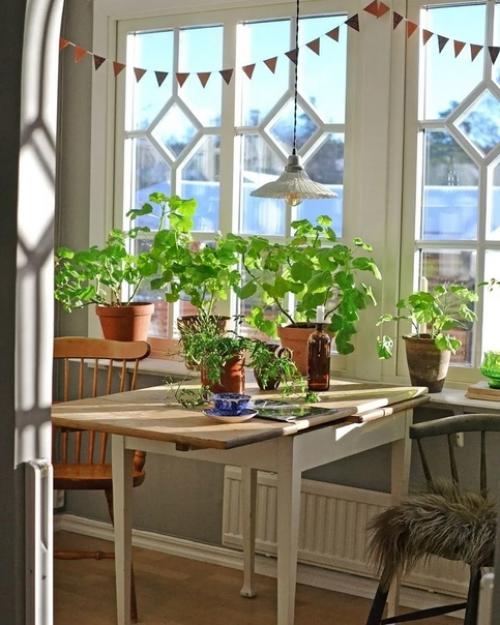 В этом ярком и насыщенном скандинавском доме разбегаются глаза, хочется подробно рассмотреть каждую деталь. 02