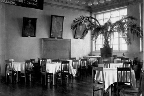 На множестве старых фотографий запечатлены фасады зданий Новокузнецка, но снимки интерьеров - это действительно редкость. 03