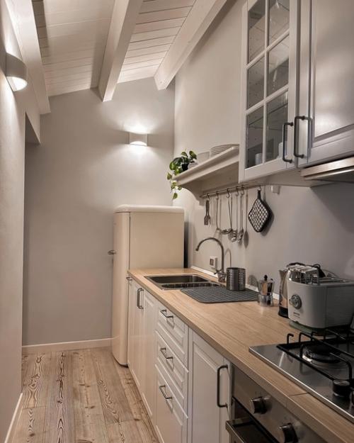 Интерьер съемной скандинавской квартиры, находящейся на последнем этаже. 03