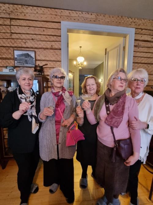 Настоящая дружба не имеет времени и границ. 07