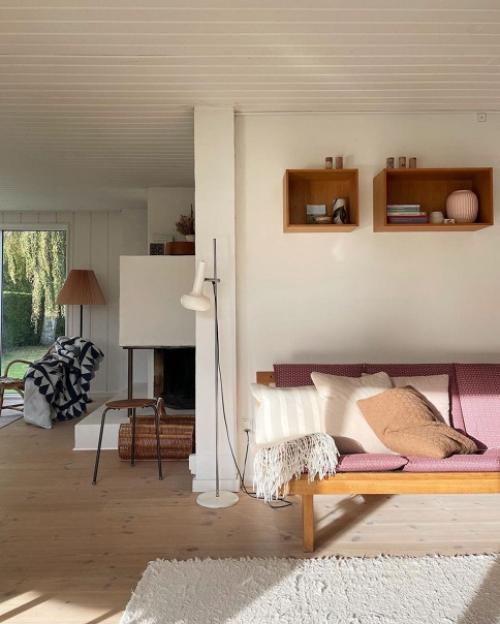 Оливковый, розовый, голубой, зелёный -- интерьер этого шведского дома буквально пестрит яркими красками и принтами. 07