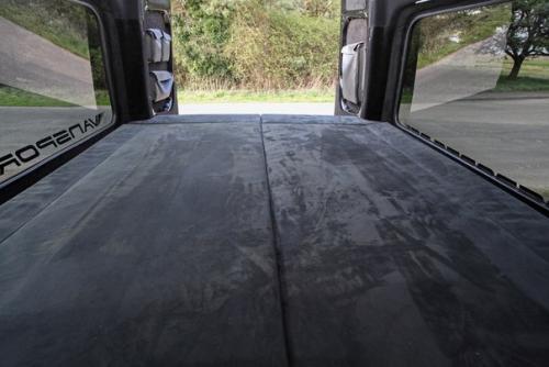 Тюнеры микроавтобус Mercedes в дом на колесах превратили. 05