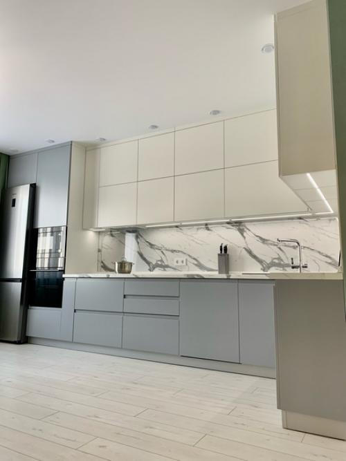 Правило 60%/30%/10%.  Акценты в дизайне нужно расставлять грамотно, иначе есть риск сделать кухню пестрой, но по-прежнему безликой. 05