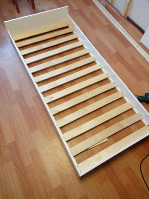 Такое решение в детской помогло сэкономить место и удачно организовать пространство. 03