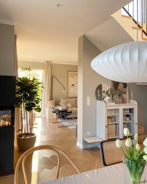 Эстетика современного интерьера в приятных базовых цветах и с прекрасным видом из больших панорамных окон. 07