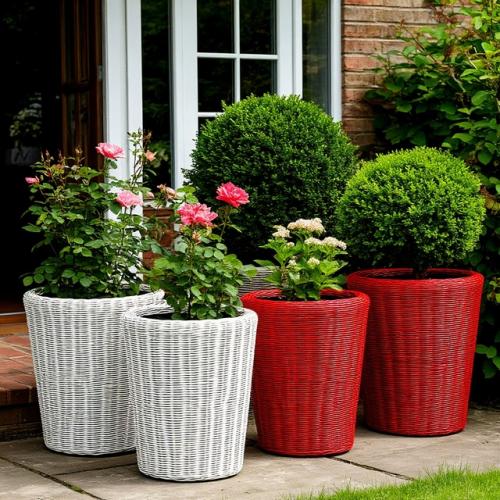 Белые и красные кашпо из ротанга создают яркий и гармоничный дуэт в интерьере. 01