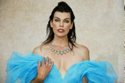 Мила Йовович в небесно-голубом платье на благотворительном вечере в Каннах, 2022 г. 07