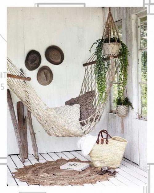 В интерьер с кучей разных необычных вещей гамак впишется отлично. 01