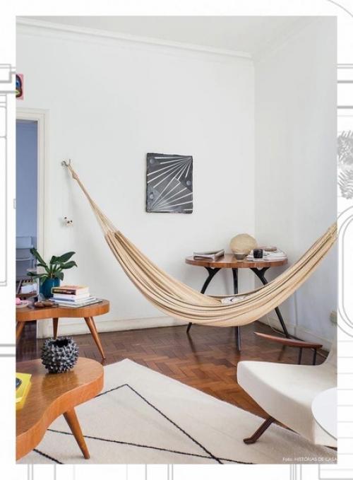 В интерьер с кучей разных необычных вещей гамак впишется отлично. 04
