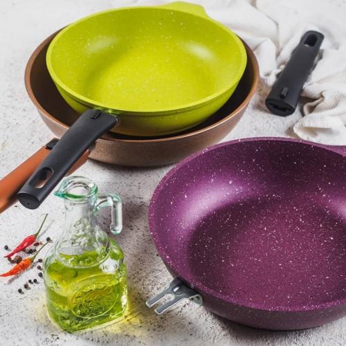 Ассортимент сковород ТМ Kukmara включает в себя изделия самых популярных диаметров как без ручек, так и с фиксированными или со съемными ручками. 02