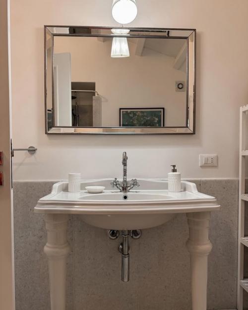 Интерьер съемной скандинавской квартиры, находящейся на последнем этаже. 07