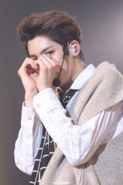 Замысловатое изображение на IEM - наушниках усока - это нечто иное как одна из работ нидерландского художника питера мондриана. 02 Замысловатое изображение на IEM - наушниках усока - это нечто иное как одна из работ нидерландского художника питера мондриана. 02