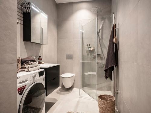 В этой квартире - 1, 5 комнаты - именно так позиционирует недвижимость брокерская компания - продавец. 02