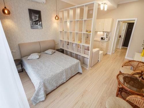 Интерьер студии вытянутой формы в Севастополе. 01