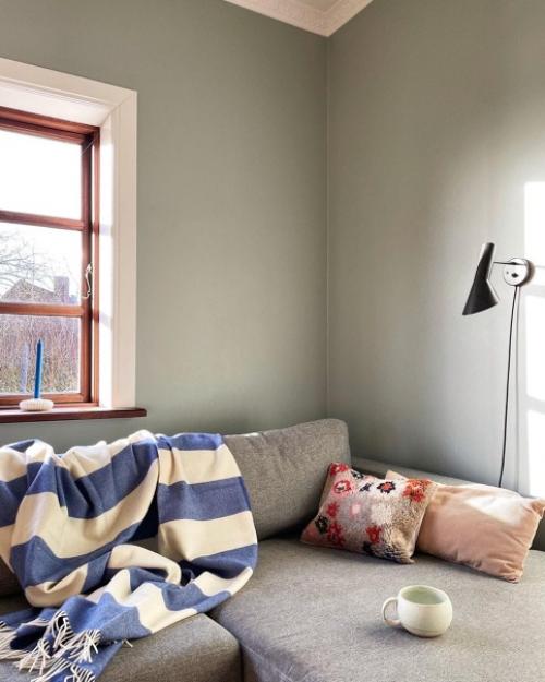Оливковый, розовый, голубой, зелёный -- интерьер этого шведского дома буквально пестрит яркими красками и принтами. 06