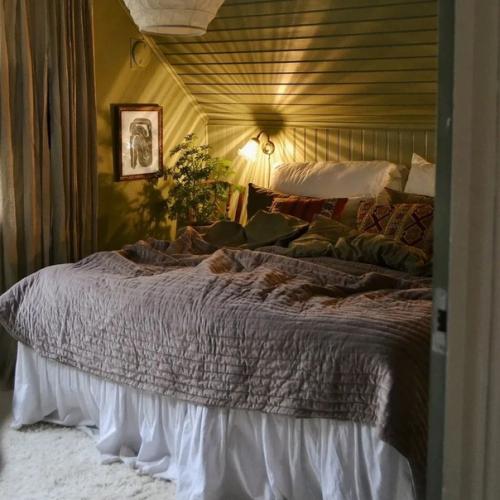 В этом ярком и насыщенном скандинавском доме разбегаются глаза, хочется подробно рассмотреть каждую деталь. 08