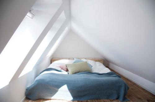 Стильный интерьер черно-белой мансарды. 02