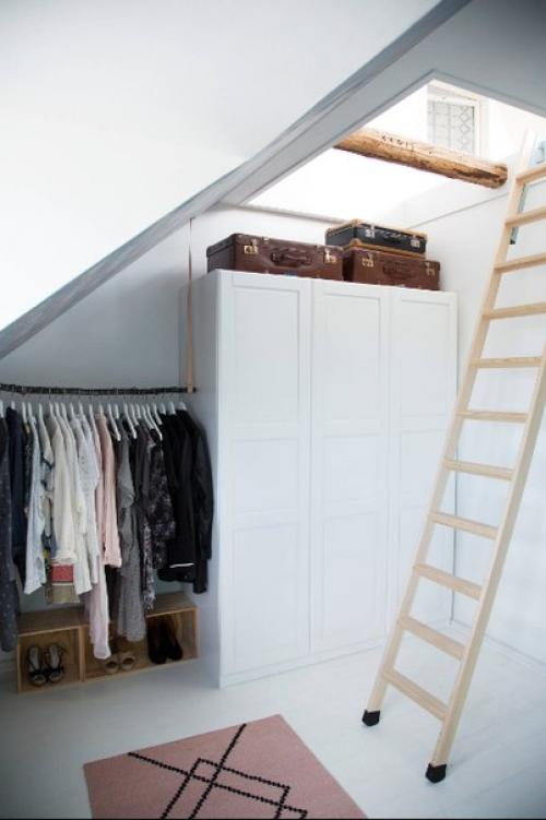 Стильный интерьер черно-белой мансарды.