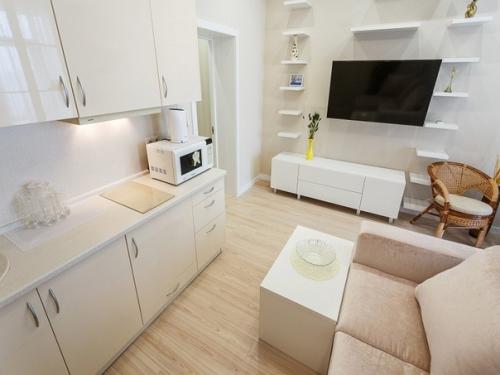 Интерьер студии вытянутой формы в Севастополе. 02